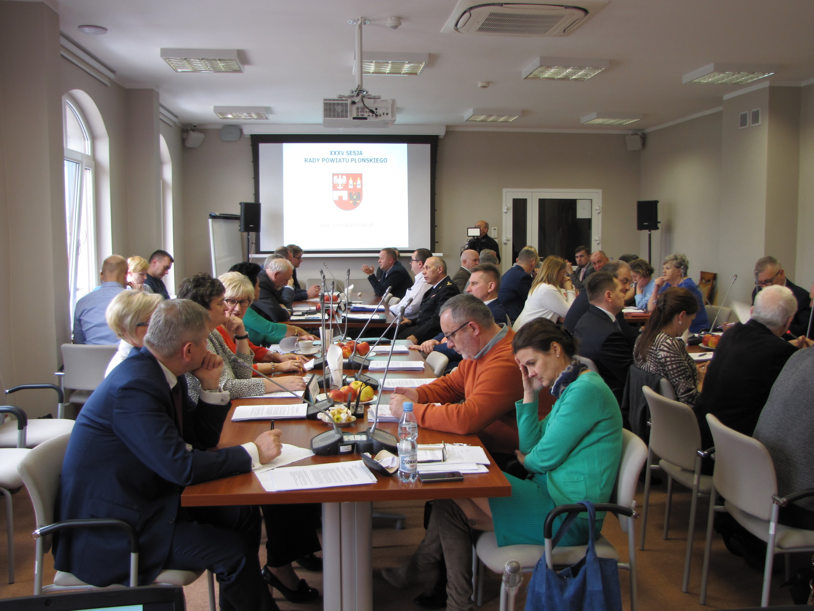 Radni, zaproszeni goście i inni uczestnicy podczas obrad Rady Powiatu Płońskiego