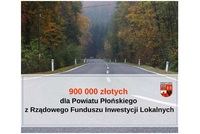 Grafika z herbem powiatu Płońskiego i napisem 900 tysięcy złotych dla powiatu Płońskiego z Rządowego Funduszu Inwestycji Lokalnych w tle droga i drzewa