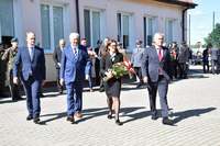 Delegacja Powiatu Płońskiego idzie złożyć kwiaty pod pomnik