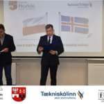 Dwóch mężczyzn na tle slajdu wyświetlanego na białej tablicy, na którym są dwie flagi, Polski i Islandii.