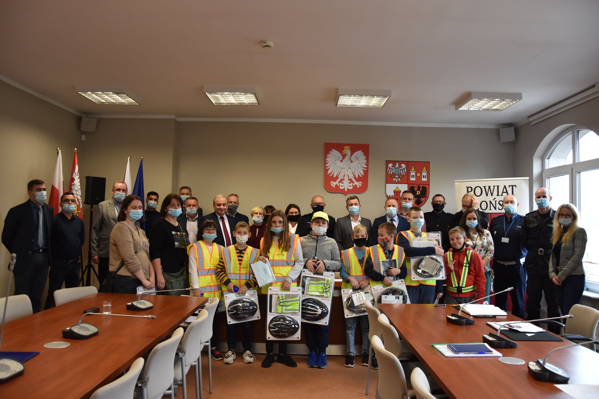Wspólne zdjęcie uczestników Powiatowej Rady Bezpieczeństwa Ruchu Drogowego z zaproszonymi dziećmi z SOSW w Płońsku
