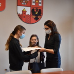 starosta Elżbieta Wiśniewska wręcza dwóm dziewczynkom dyplom i nagrody.JPG