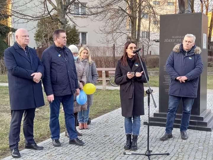 Przedstawiciele samorządów stoją pod pomnikiem Józefa Piłsudskiego