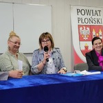 Dyrektor PCPR Agnieszka Piekarz, Starosta Elżbieta Wiśniewska i państwo Wacko siedzą za stołem konferencyjnym., 