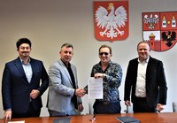 Przy podpisaniu umowy obecni byli: Wicestarosta Krzysztof Wrzesiński, członek Zarządu Powiatu Płońskiego Artur Adamski, dyrektor PZD Marcin Piechocki i przedstawiciel wykonawcy.