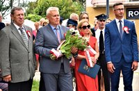 Delegacja powiatu płońskiego z kwiatami.