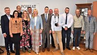 Zdjęcie grupowe sportowców ze starostą, wicestarostą i członkiem zarządu powiatu płońskiego.