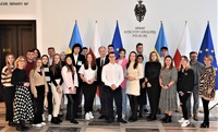 Młodzieżowa Rada Powiatu Płońskiego wraz z opiekunami w trakcie wizyty w Senacie RP.