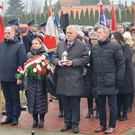Delegacja Powiatu Płońskiego z kwiatami przy pomniku.