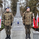 Żołnierze pełniący wartę przy pomniku na cmentarzu.