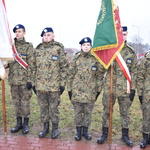 Przedstawiciele klas mundurowych stojący ze sztandarem szkoły.
