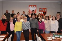 Przedstawiciele z organizacji pozarządowych oraz pracownicy Starostwa w trakcie szkolenia z księgowości.