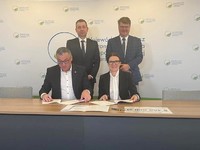 Podpisywanie umowy pożyczkowej przez Starostów i Prezesa Zarządu Wojewódzkiego Funduszu Ochrony Środowiska i Gospodarki Wodnej.