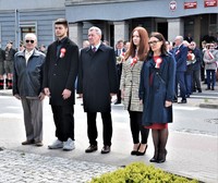 Delegacja Powiatu Płońsku w trakcie składania kwiatów pod pomnikiem Konstytucji.