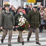 Delegacja Nadleśnictwa Płońsk składająca kwiaty pod pomnikiem Józefa Piłsudskiego