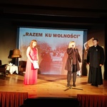 Dyrektor Zespołu Szkół Nr 1 w Płońsku Marzanna Szacherska wita publiczność zebraną na koncercie Razem Ku Wolności