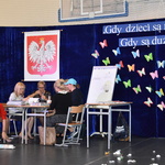 Nauczyciele w roli aktorów podczas części artystycznej Powiatowego Dnia Edukacji Narodowej