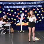 Występ wokalny uczennicy Specjalnego Ośrodka Szkolno-Wychowawczego w Płońsku