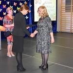 Starosta Elżbieta Wiśniewska gratuluje nagrodzonej nauczycielce 