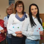 Ilustracja do artykułu Pracownicy Powiatowego Centrum Pomocy Rodzinie w Płońsku pokazują koperty na listy i zapraszają do pisania listów.jpg