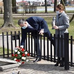 Wicestarosta Krzysztof Wrzesiński i Sekretarz Powiatu Anna Czerniawska składają kwiaty i znicz przy tablicach pamiątkowych