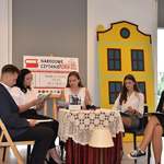 Uczestnicy narodowego czytania  z ZS nr 2 w Płońsku siedzą wokół stolika w trakcie występu