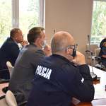 Uczestnicy Powiatowej Rady Bezpieczeństwa Ruchu Drogowego siedzą na sali sesyjnej (4).jpg