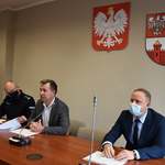 Wicestarosta, Dyrektor PZD i Komendant Policji siedzą za stołem w tle godło państwowe i herb Powiatu.jpg