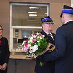 Nowo powołany Komendant Artur Czachowski przyjmuje kwiaty i gratulacje od zaproszonych gości.jpg