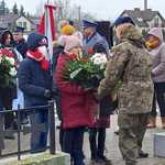 Delegacje przekazują kwiaty do złożenia pod pomnikiem pomordowanych płońszczan