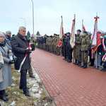 Delegacja Powiatu Płońskiego oraz poczty sztandarowe stoją podczas uroczystości obchodów zbrodni na Piaskach