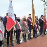 Poczty sztandarowe stoją podczas uroczystości obchodów zbrodni na Piaskach