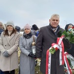 Starosta Płoński Elżbieta Wiśniewska, Sekretarz Powiatu Anna Czerniawska oraz Przewodniczący Rady Dariusz Żelasko stoją podczas uroczystości na Piaskach