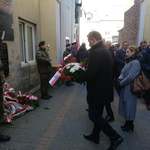 Delegacja Powiatu Płońskiego składa kwiaty pod tablicą upamiętniającą Żołnierzy Wyklętych