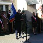 Wicestarosta Krzysztof Wrzesiński przemawia stojąc podczas podczas uroczystych obchodów Narodowego Dnia Pamięci Żołnierzy Wyklętych