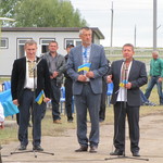 Uroczystości z okazji Dnia Flagi na stadionie we wsi Gołoba w Rejonie Kowelskim na Ukrainie - stoją od lewej Przewodniczący Rady Rejonu Kowelskiego, Wójt Gminy Gołoba i Starosta Rejonu Kowelskiego